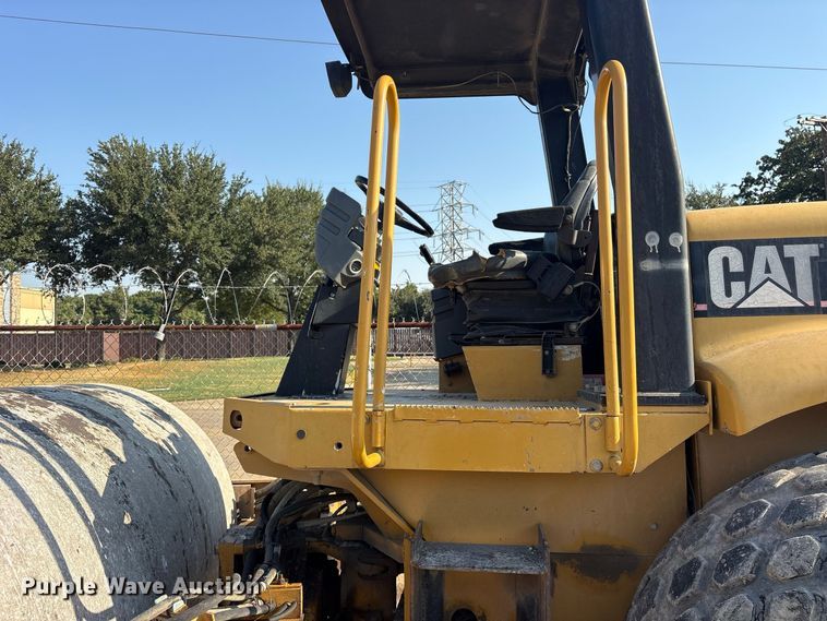 image for item ET0487 1999 Caterpillar CS563 single drum roller