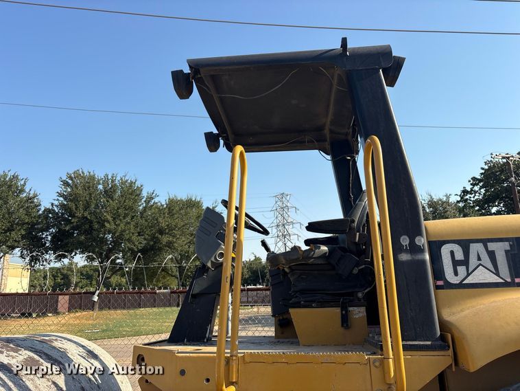 image for item ET0487 1999 Caterpillar CS563 single drum roller