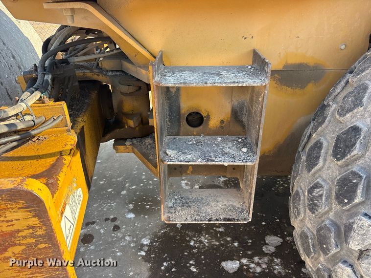 image for item ET0487 1999 Caterpillar CS563 single drum roller