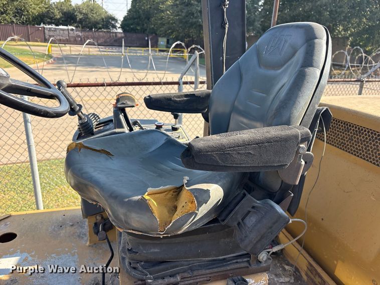image for item ET0487 1999 Caterpillar CS563 single drum roller