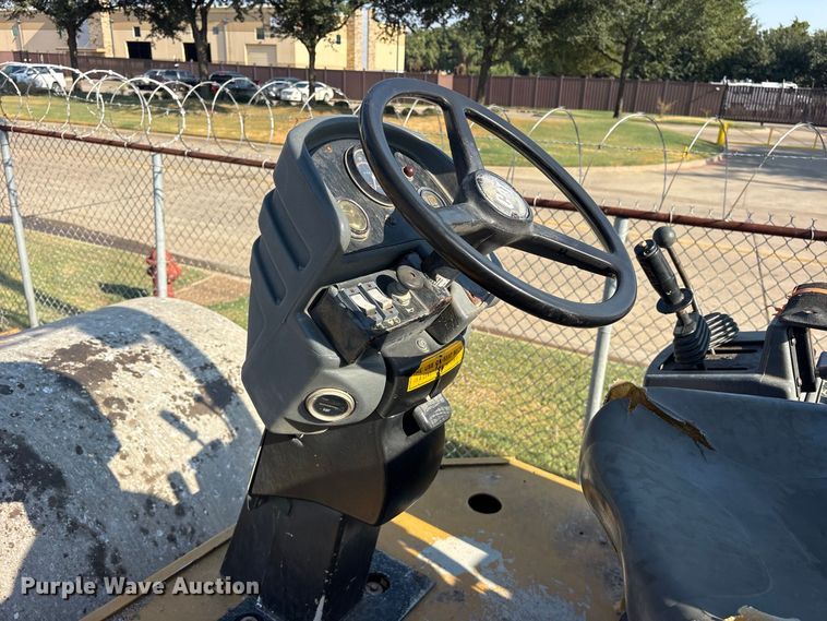 image for item ET0487 1999 Caterpillar CS563 single drum roller