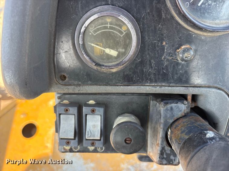 image for item ET0487 1999 Caterpillar CS563 single drum roller