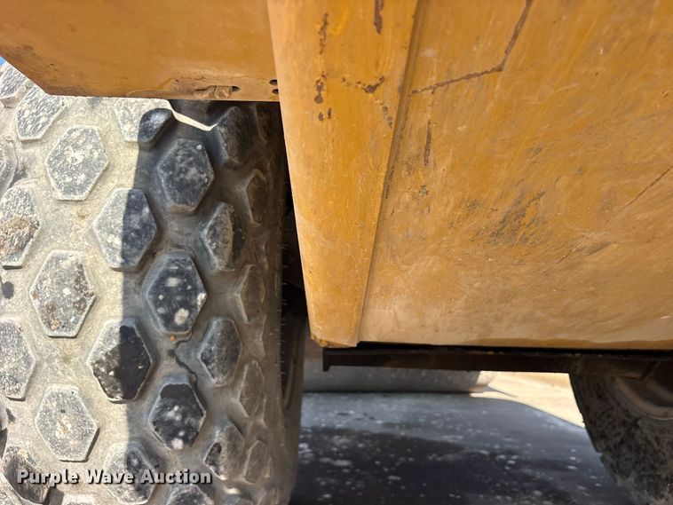 image for item ET0487 1999 Caterpillar CS563 single drum roller