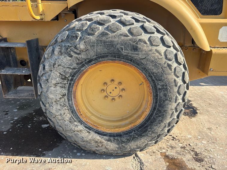 image for item ET0487 1999 Caterpillar CS563 single drum roller