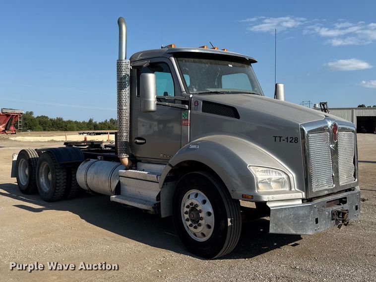 image for item EV6114 2019 Kenworth T880 semi truck
