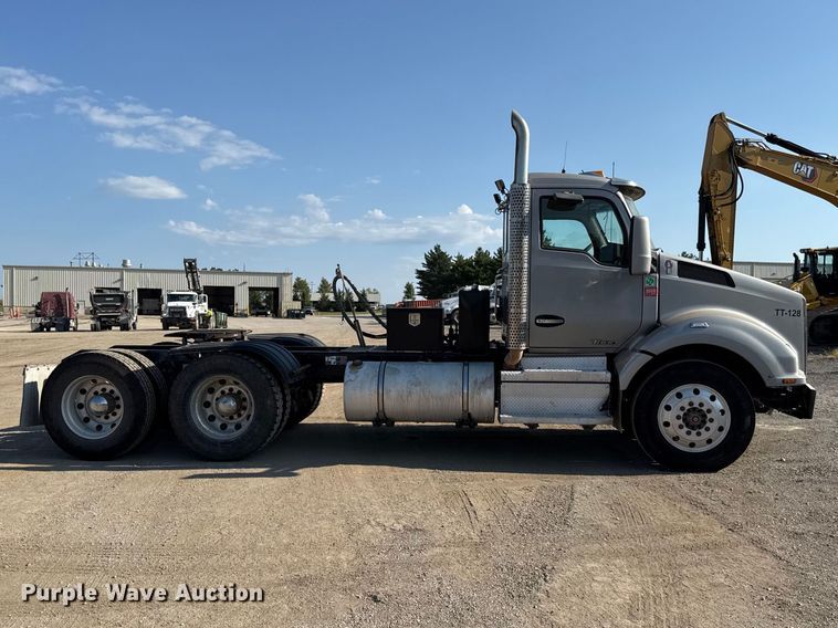 image for item EV6114 2019 Kenworth T880 semi truck