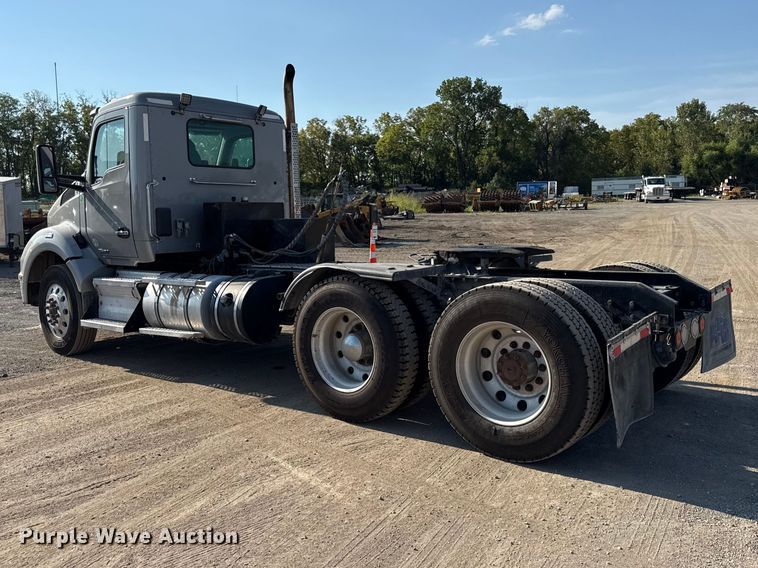 image for item EV6114 2019 Kenworth T880 semi truck