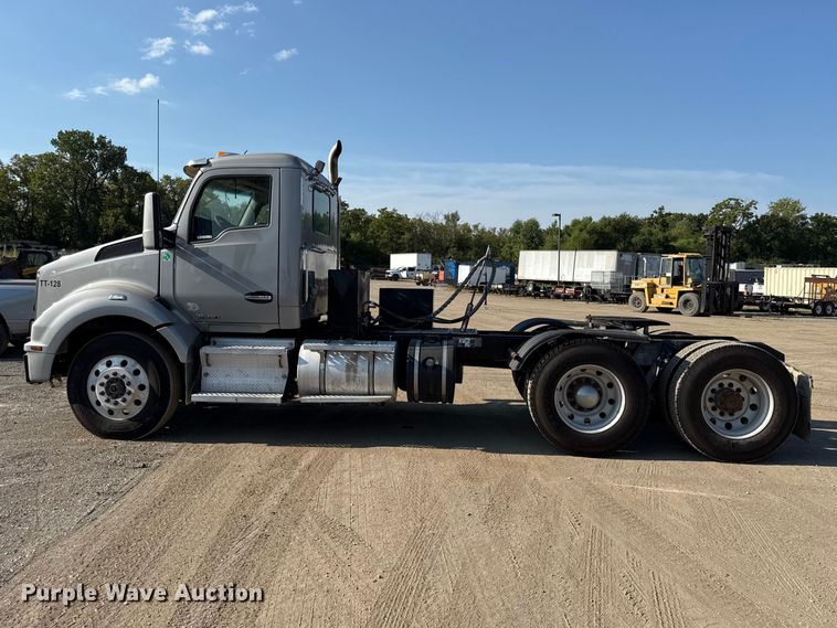image for item EV6114 2019 Kenworth T880 semi truck