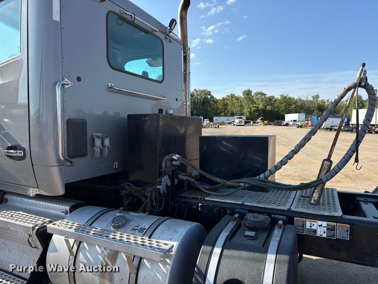 image for item EV6114 2019 Kenworth T880 semi truck