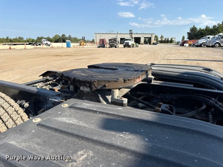 image for item EV6114 2019 Kenworth T880 semi truck