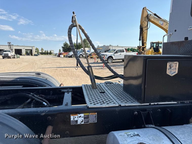 image for item EV6114 2019 Kenworth T880 semi truck