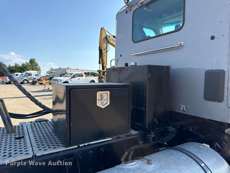 image for item EV6114 2019 Kenworth T880 semi truck