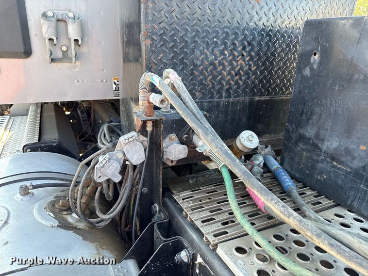 image for item EV6114 2019 Kenworth T880 semi truck