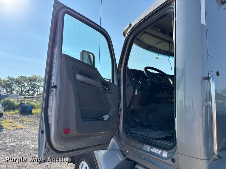 image for item EV6114 2019 Kenworth T880 semi truck