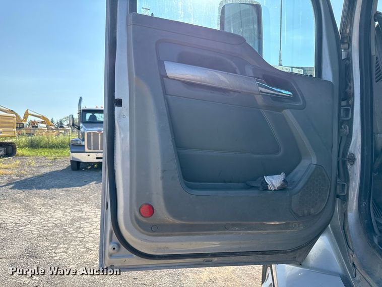 image for item EV6114 2019 Kenworth T880 semi truck