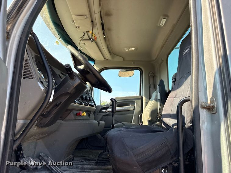 image for item EV6114 2019 Kenworth T880 semi truck