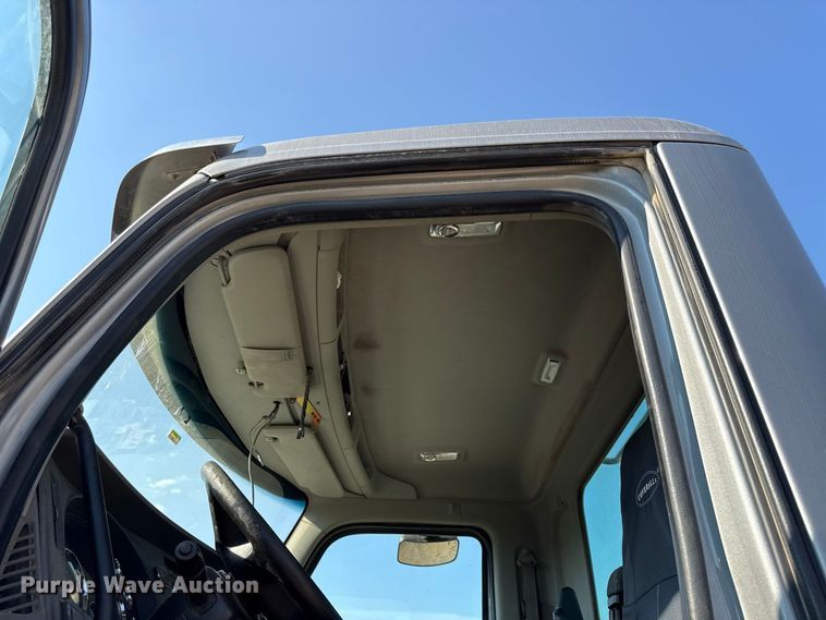 image for item EV6114 2019 Kenworth T880 semi truck