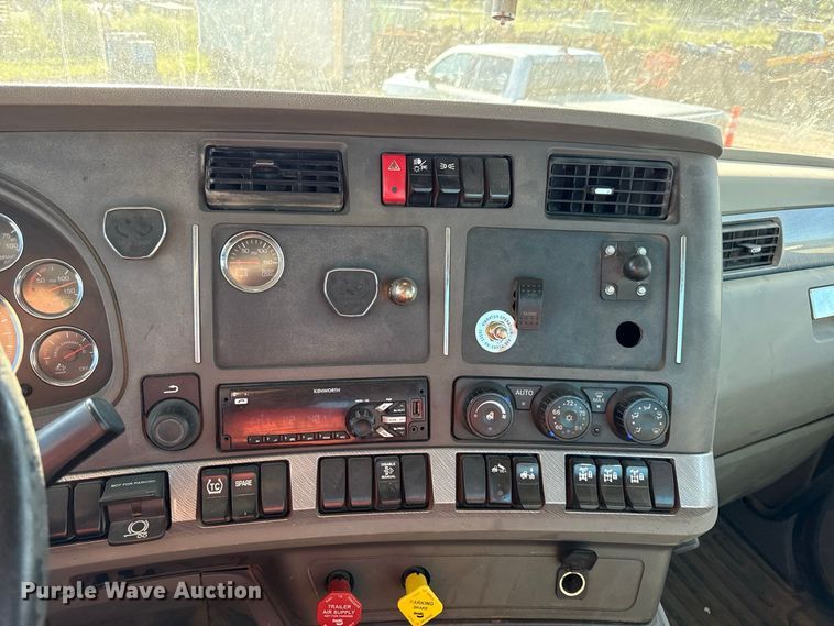 image for item EV6114 2019 Kenworth T880 semi truck