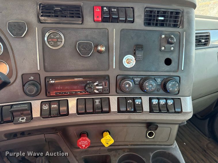 image for item EV6114 2019 Kenworth T880 semi truck