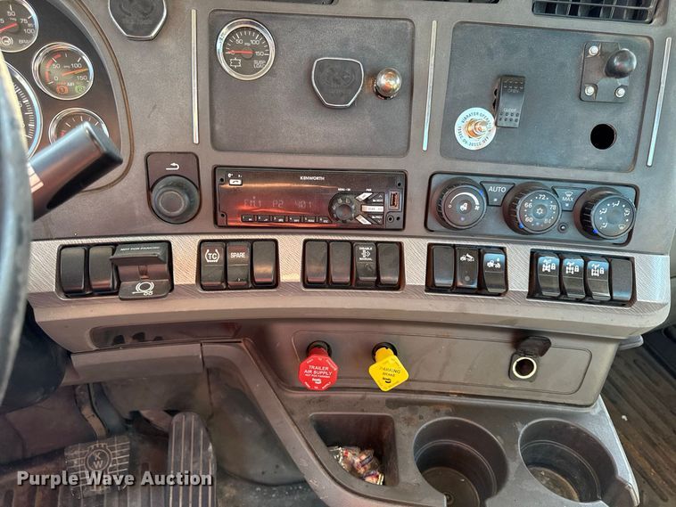 image for item EV6114 2019 Kenworth T880 semi truck