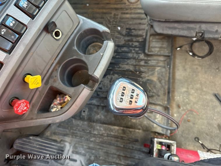 image for item EV6114 2019 Kenworth T880 semi truck