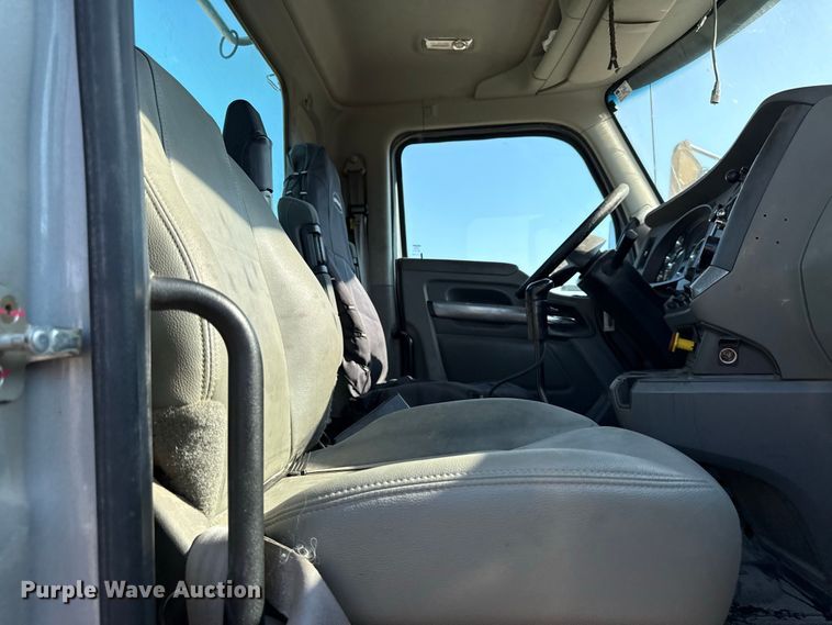 image for item EV6114 2019 Kenworth T880 semi truck