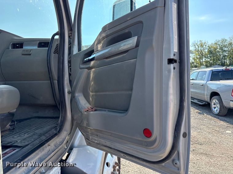 image for item EV6114 2019 Kenworth T880 semi truck