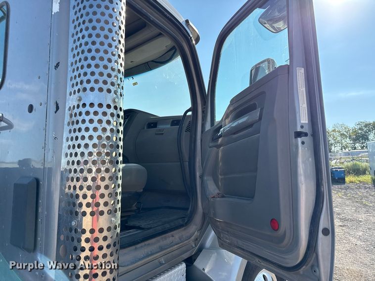 image for item EV6114 2019 Kenworth T880 semi truck