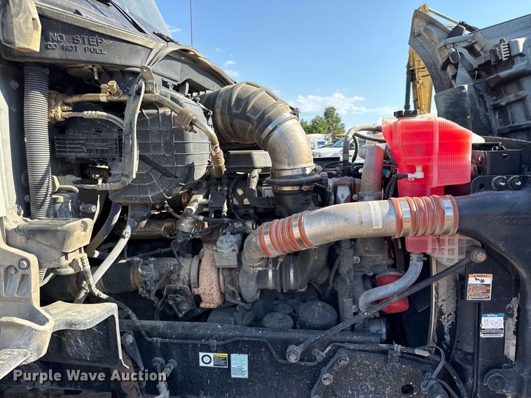 image for item EV6114 2019 Kenworth T880 semi truck