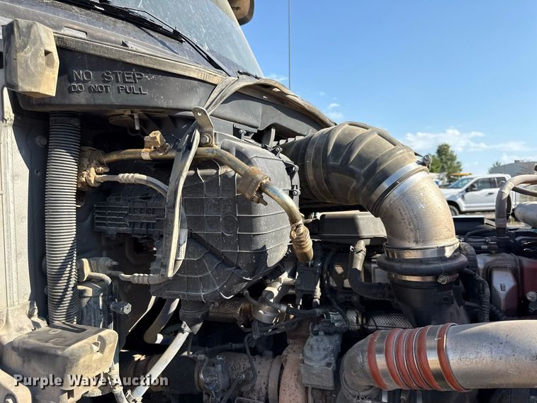 image for item EV6114 2019 Kenworth T880 semi truck