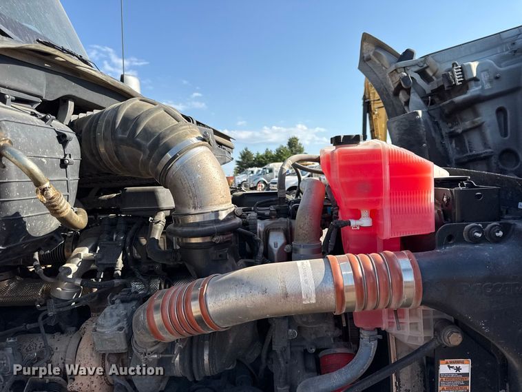 image for item EV6114 2019 Kenworth T880 semi truck