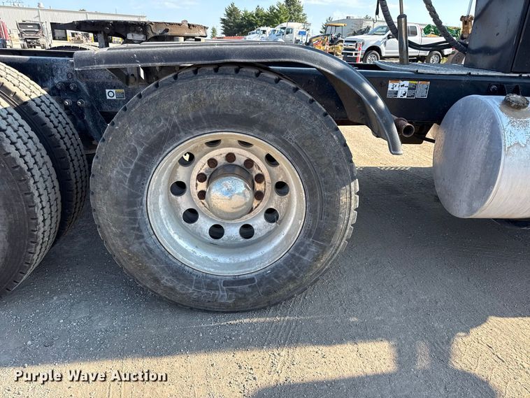image for item EV6114 2019 Kenworth T880 semi truck