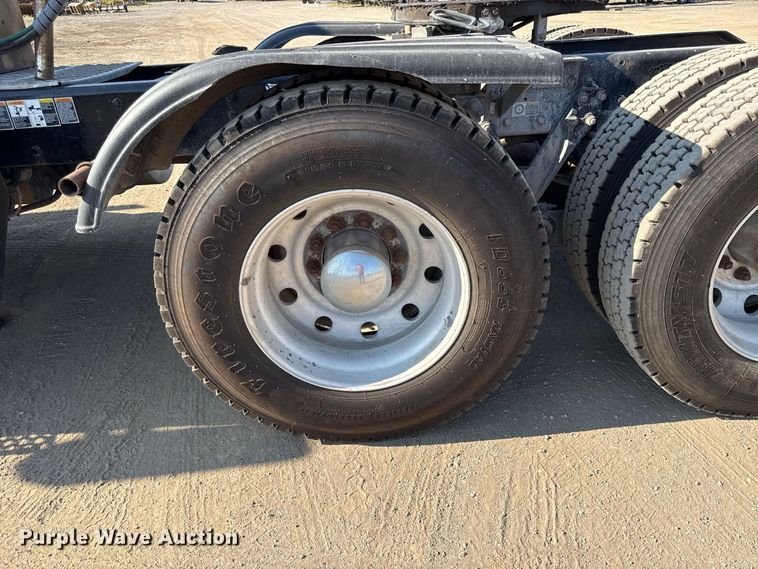 image for item EV6114 2019 Kenworth T880 semi truck