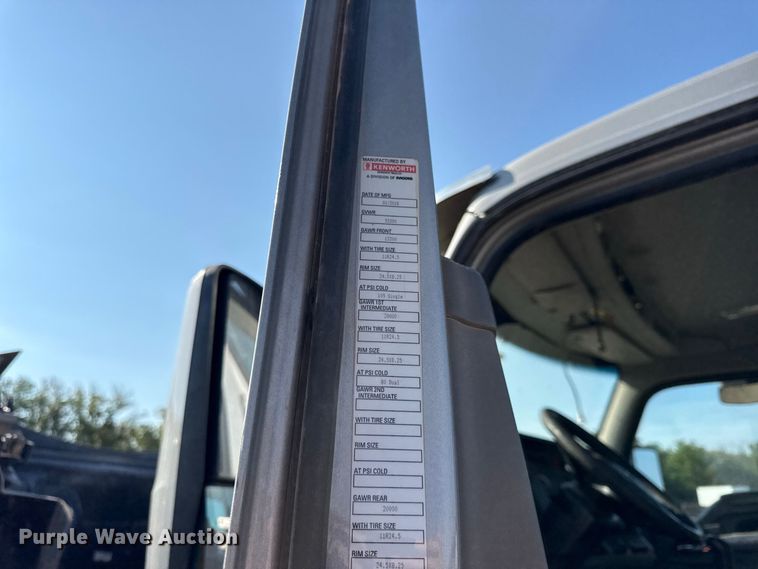 image for item EV6114 2019 Kenworth T880 semi truck