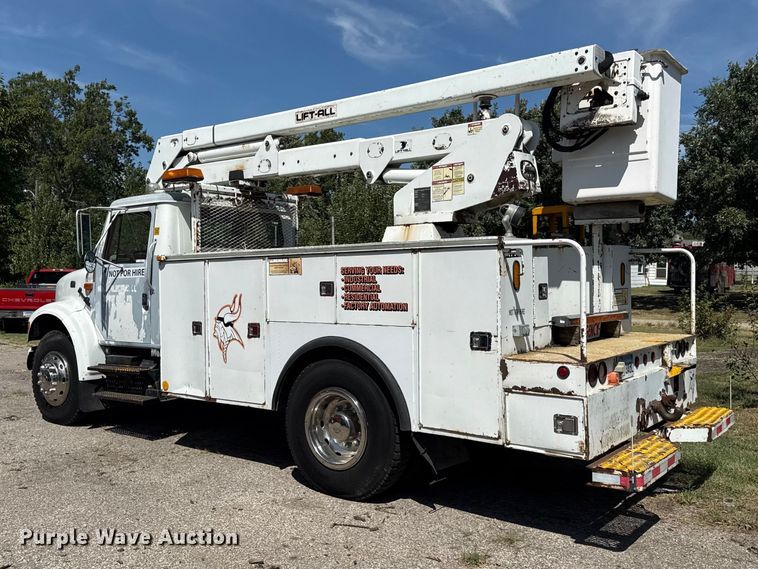 image for item EV6122 2001 International 4700 bucket truck