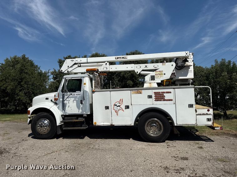 image for item EV6122 2001 International 4700 bucket truck