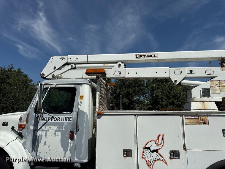 image for item EV6122 2001 International 4700 bucket truck