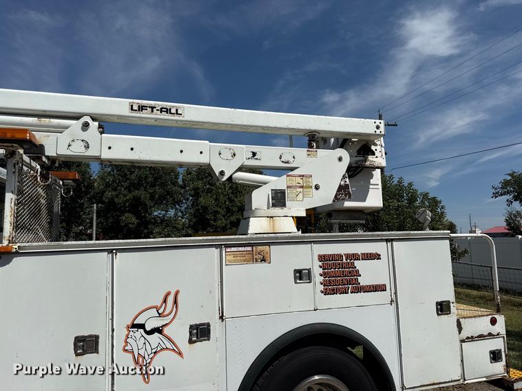 image for item EV6122 2001 International 4700 bucket truck