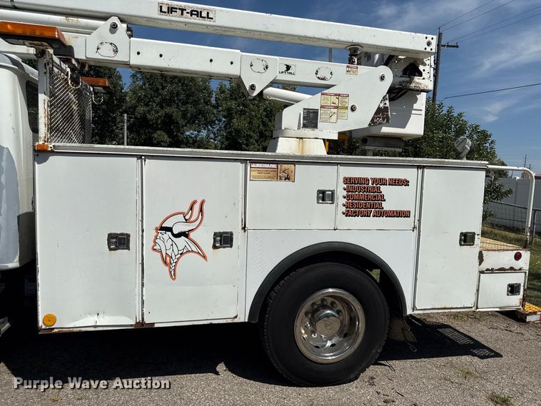 image for item EV6122 2001 International 4700 bucket truck