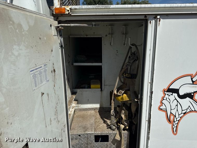 image for item EV6122 2001 International 4700 bucket truck