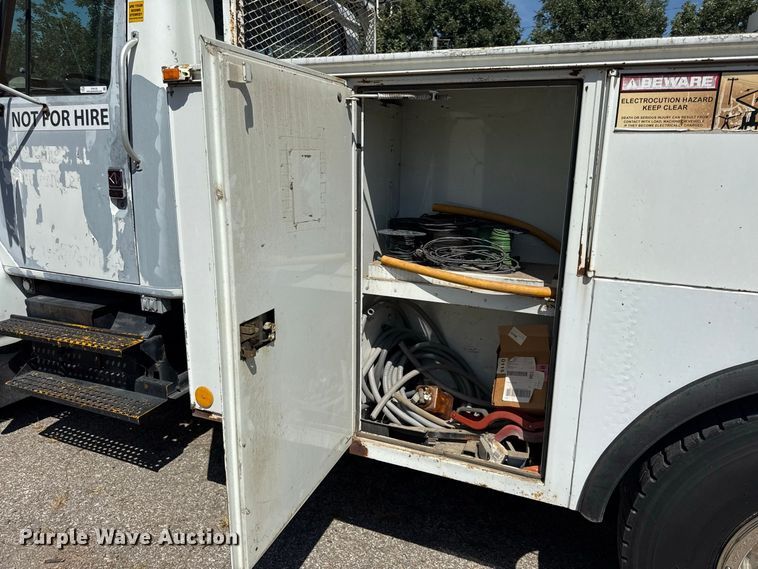 image for item EV6122 2001 International 4700 bucket truck