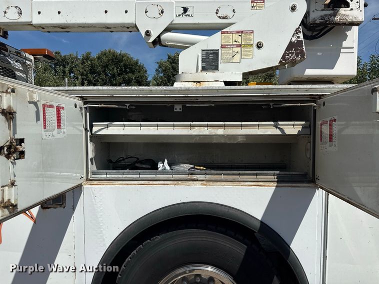image for item EV6122 2001 International 4700 bucket truck