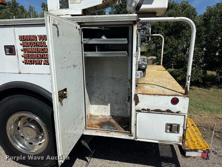 image for item EV6122 2001 International 4700 bucket truck
