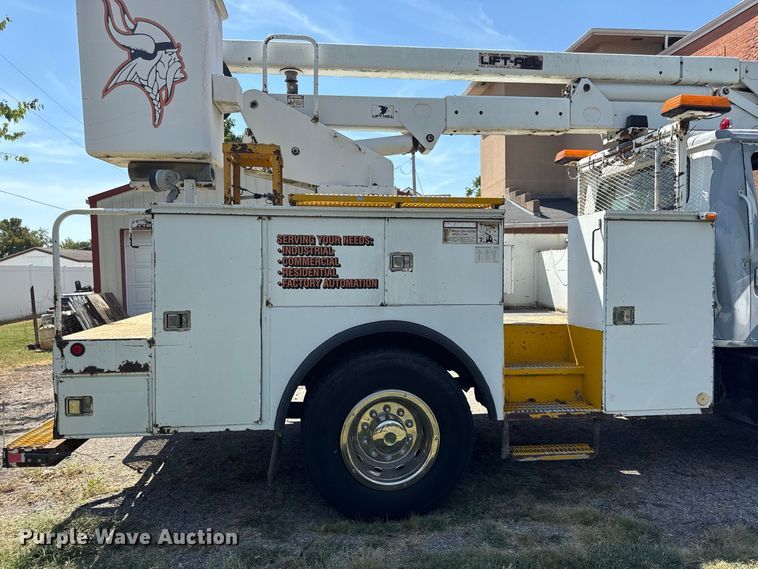 image for item EV6122 2001 International 4700 bucket truck