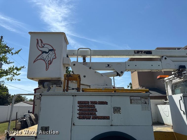 image for item EV6122 2001 International 4700 bucket truck