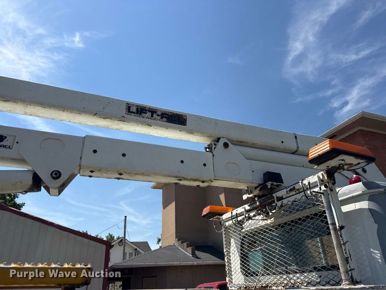 image for item EV6122 2001 International 4700 bucket truck