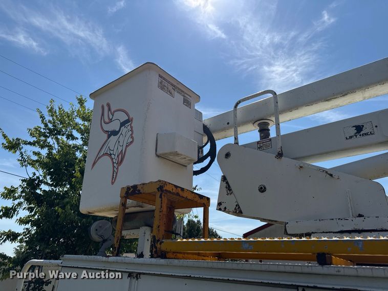 image for item EV6122 2001 International 4700 bucket truck