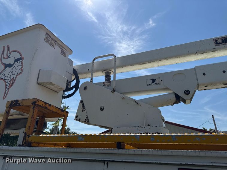 image for item EV6122 2001 International 4700 bucket truck