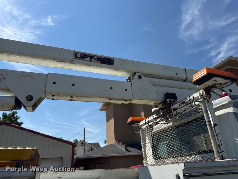 image for item EV6122 2001 International 4700 bucket truck