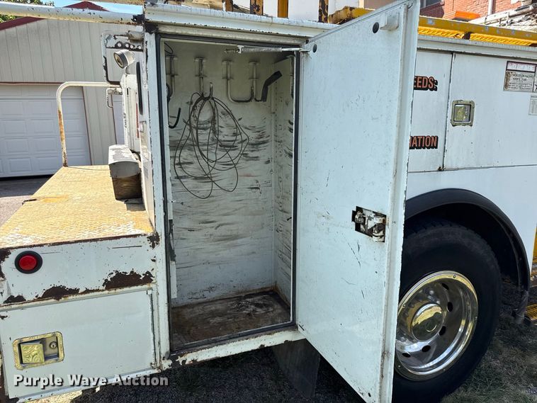 image for item EV6122 2001 International 4700 bucket truck